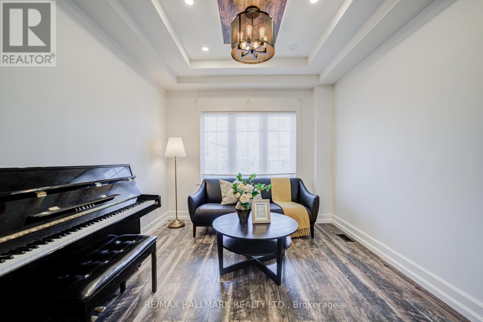 8 Glendower Crescent, Georgina, Ontario  L4P 0A5 - Photo 3 - N12560278