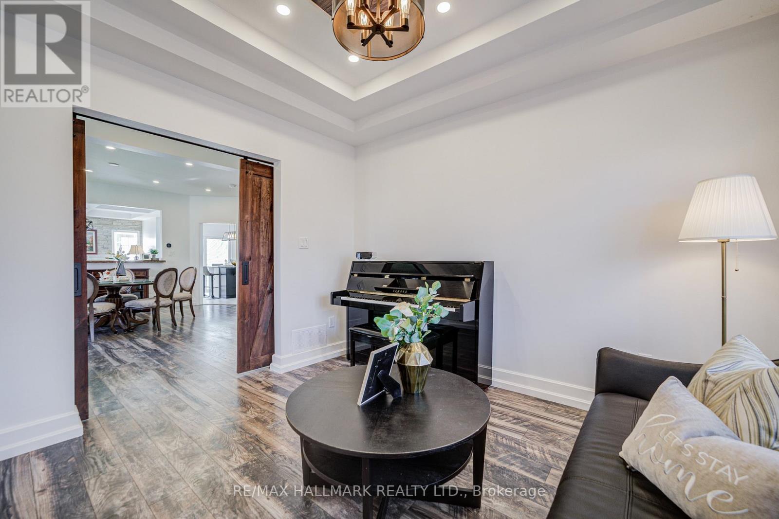 8 Glendower Crescent, Georgina, Ontario  L4P 0A5 - Photo 4 - N12560278