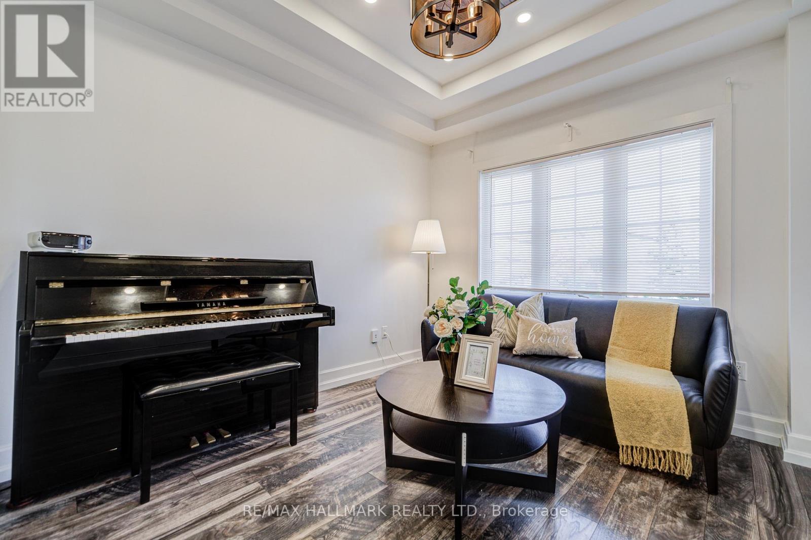 8 Glendower Crescent, Georgina, Ontario  L4P 0A5 - Photo 5 - N12560278