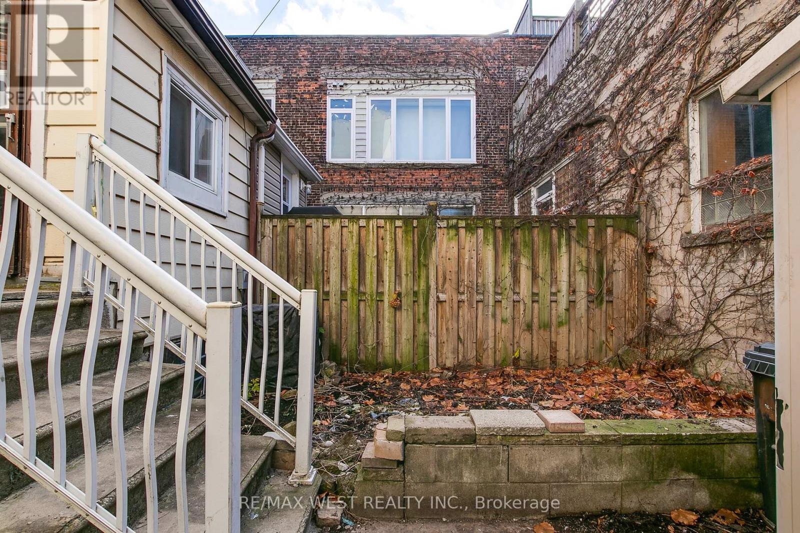 696 St Clarens Avenue, Toronto, Ontario  M6H 3X1 - Photo 17 - W12560324