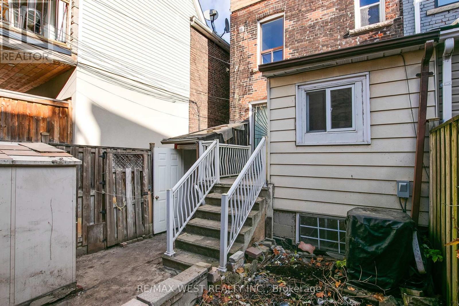 696 St Clarens Avenue, Toronto, Ontario  M6H 3X1 - Photo 18 - W12560324