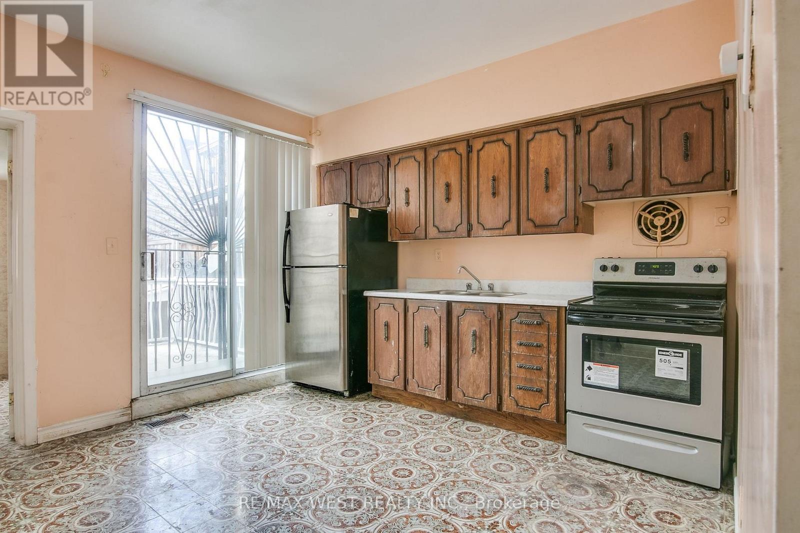 696 St Clarens Avenue, Toronto, Ontario  M6H 3X1 - Photo 4 - W12560324