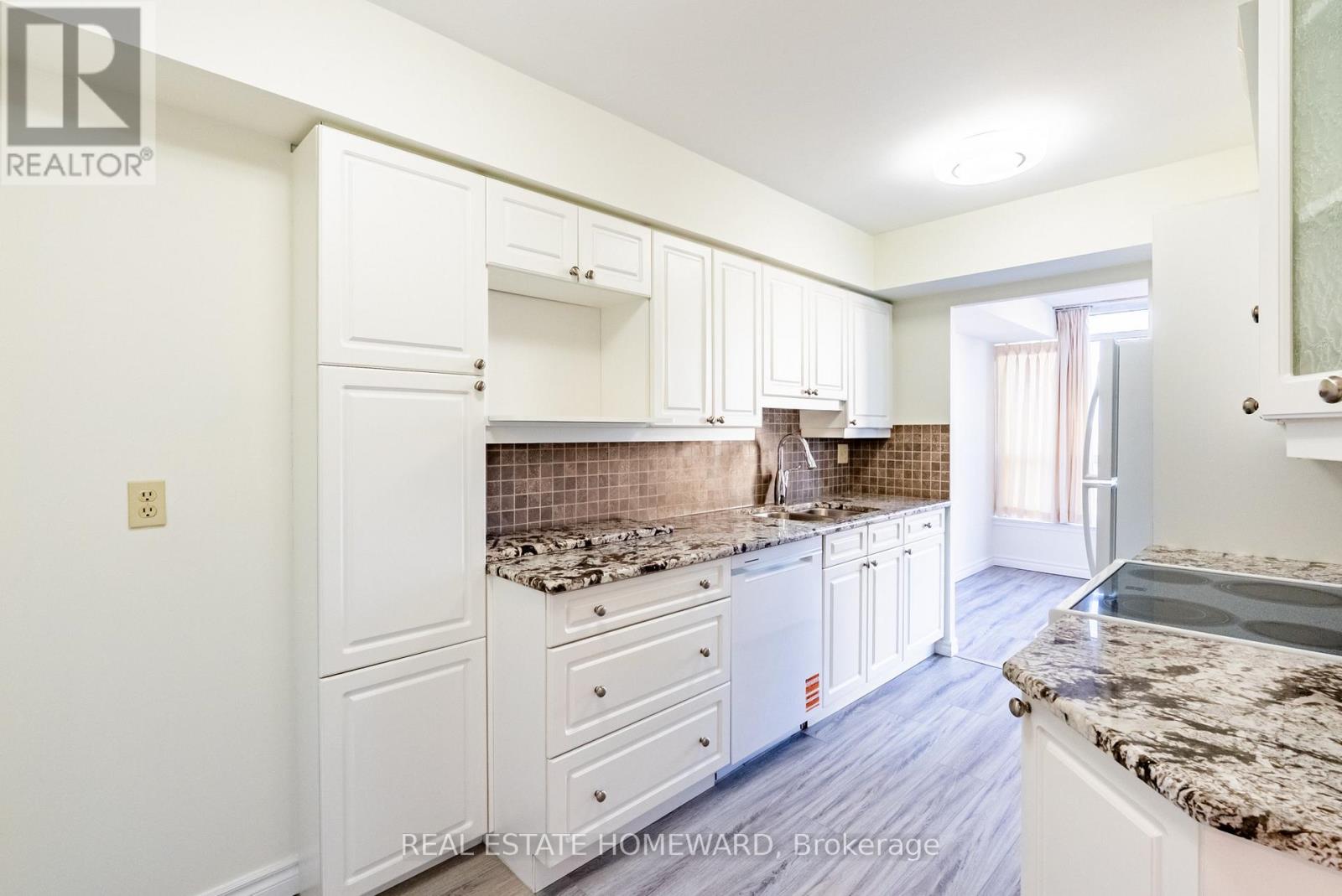 1001 - 55 Elm Drive W, Mississauga, Ontario  L5B 3Z3 - Photo 2 - W12560416