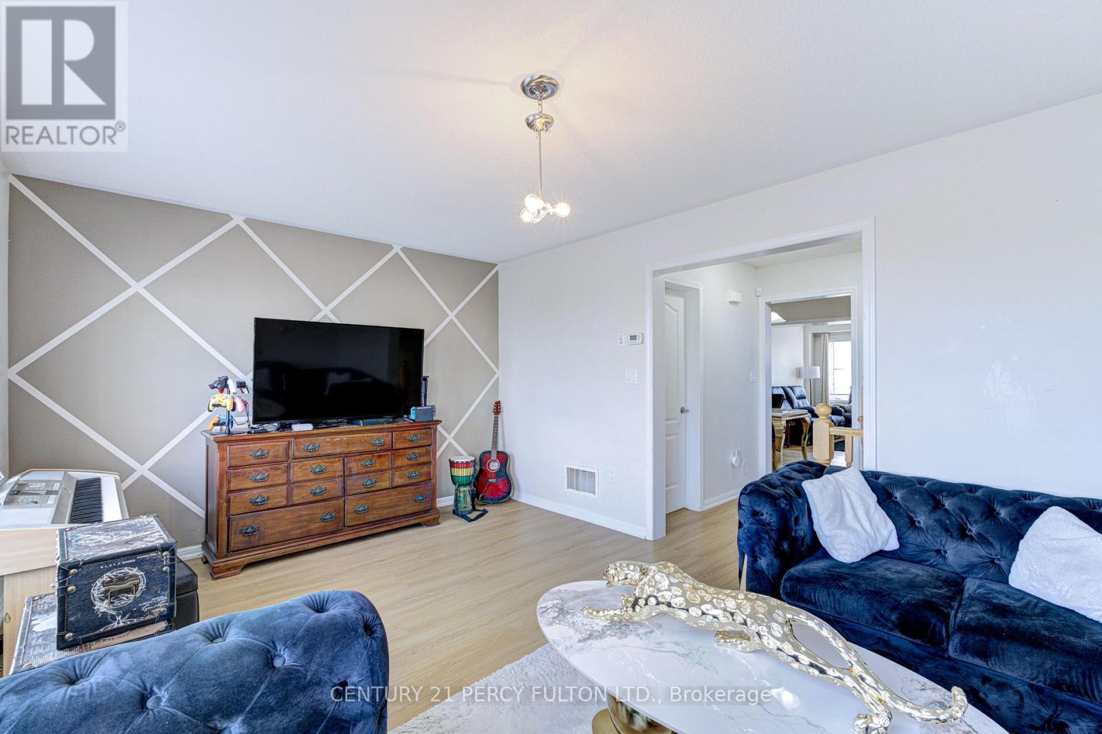 39 Vanhorne Close, Brampton, Ontario  L7A 0X8 - Photo 16 - W12560456