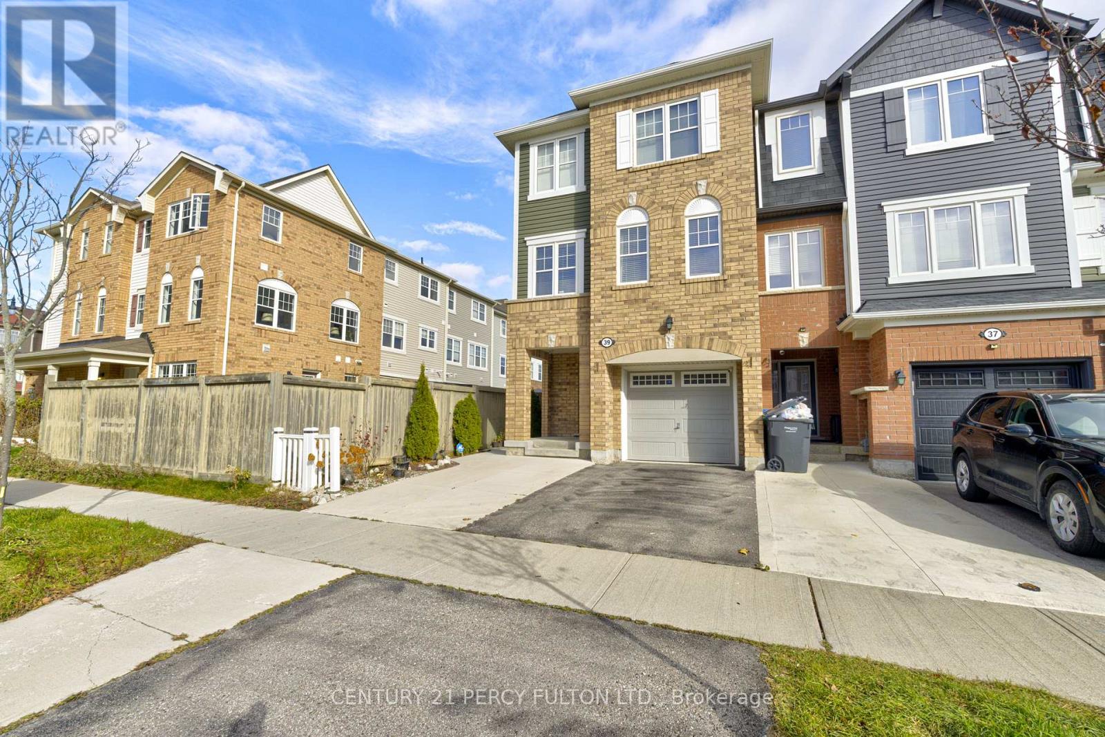 39 Vanhorne Close, Brampton, Ontario  L7A 0X8 - Photo 4 - W12560456