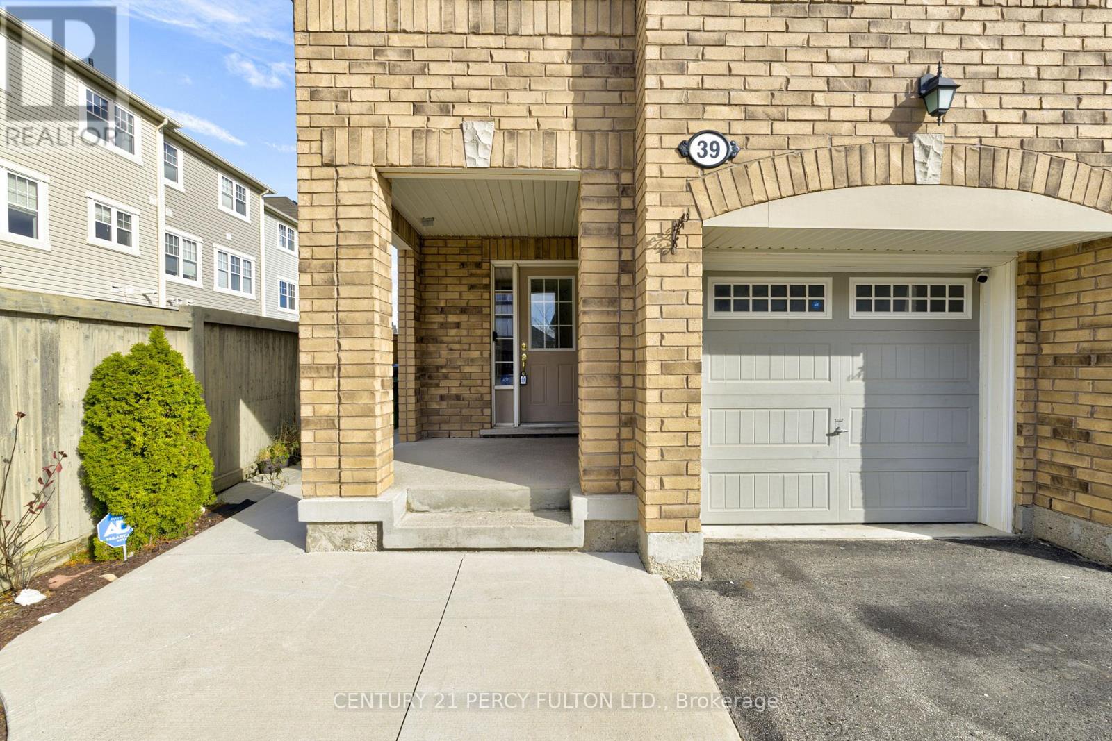 39 Vanhorne Close, Brampton, Ontario  L7A 0X8 - Photo 5 - W12560456