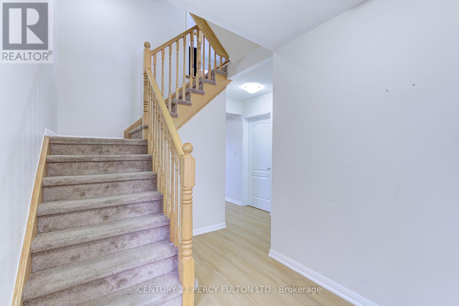 39 Vanhorne Close, Brampton, Ontario  L7A 0X8 - Photo 9 - W12560456