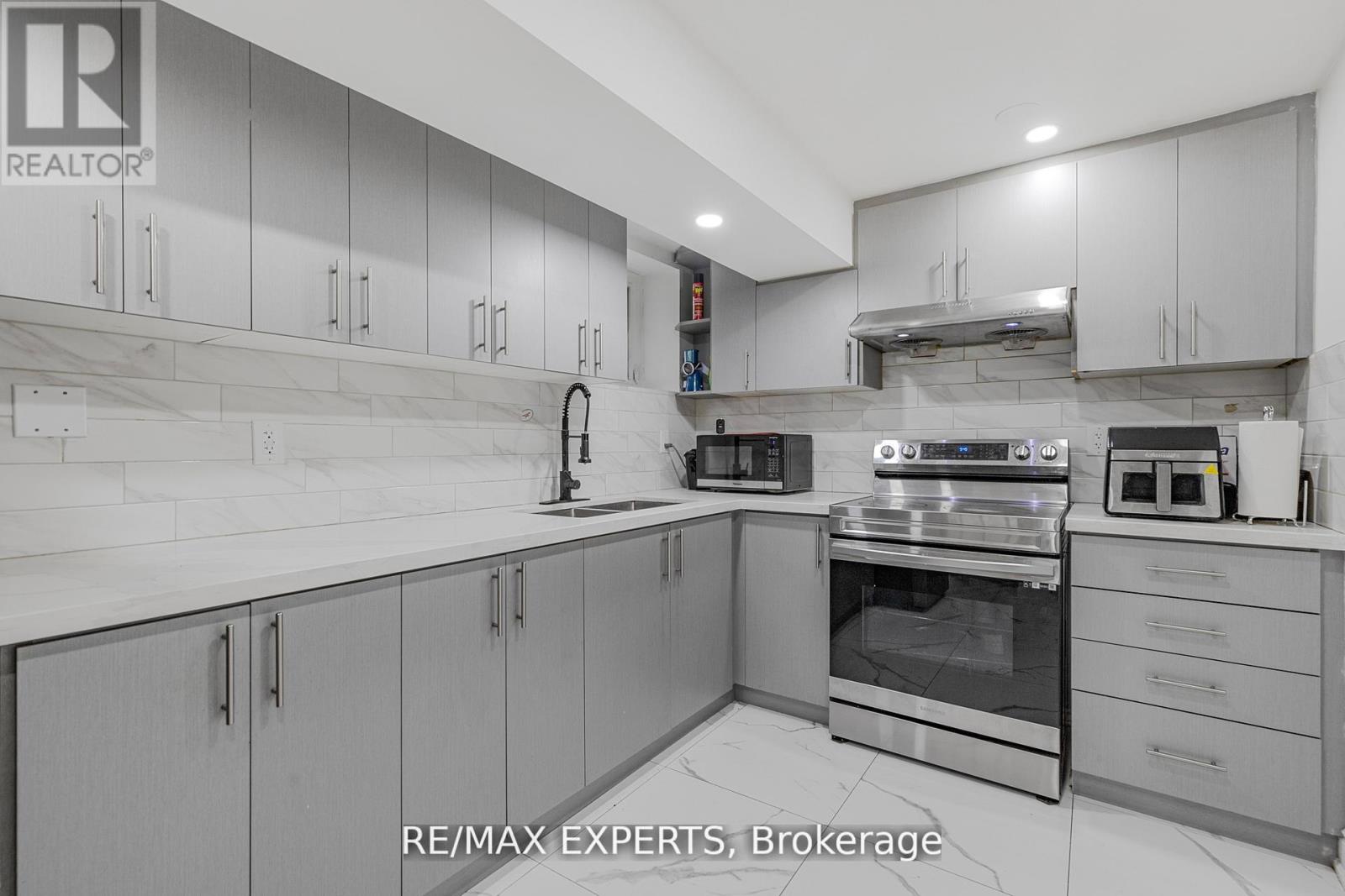 36 Elderwood Place, Brampton, Ontario  L6V 3N3 - Photo 8 - W12560462