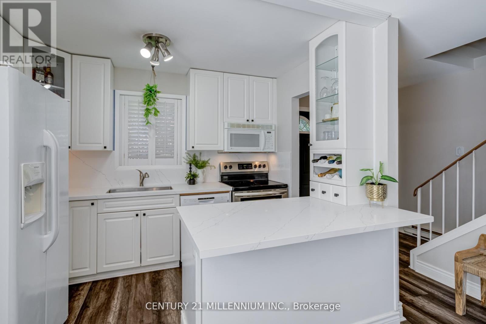 15 Hasting Square, Brampton, Ontario  L6S 2N8 - Photo 2 - W12560482