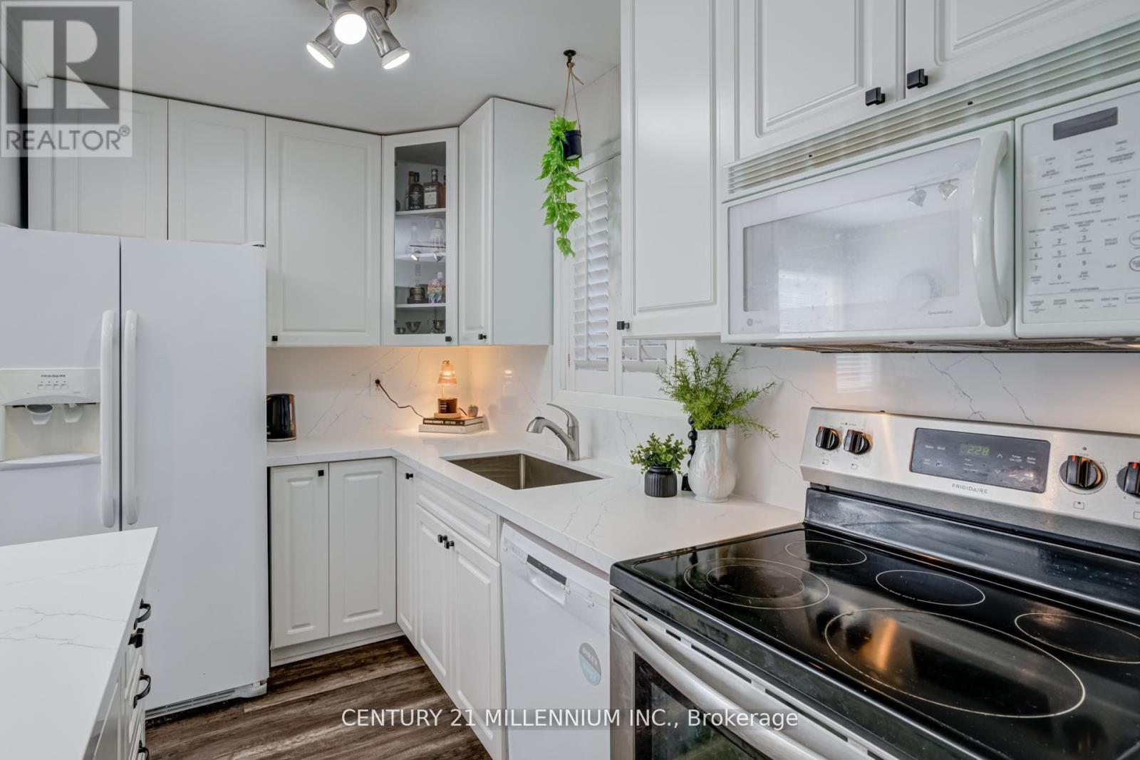 15 Hasting Square, Brampton, Ontario  L6S 2N8 - Photo 3 - W12560482