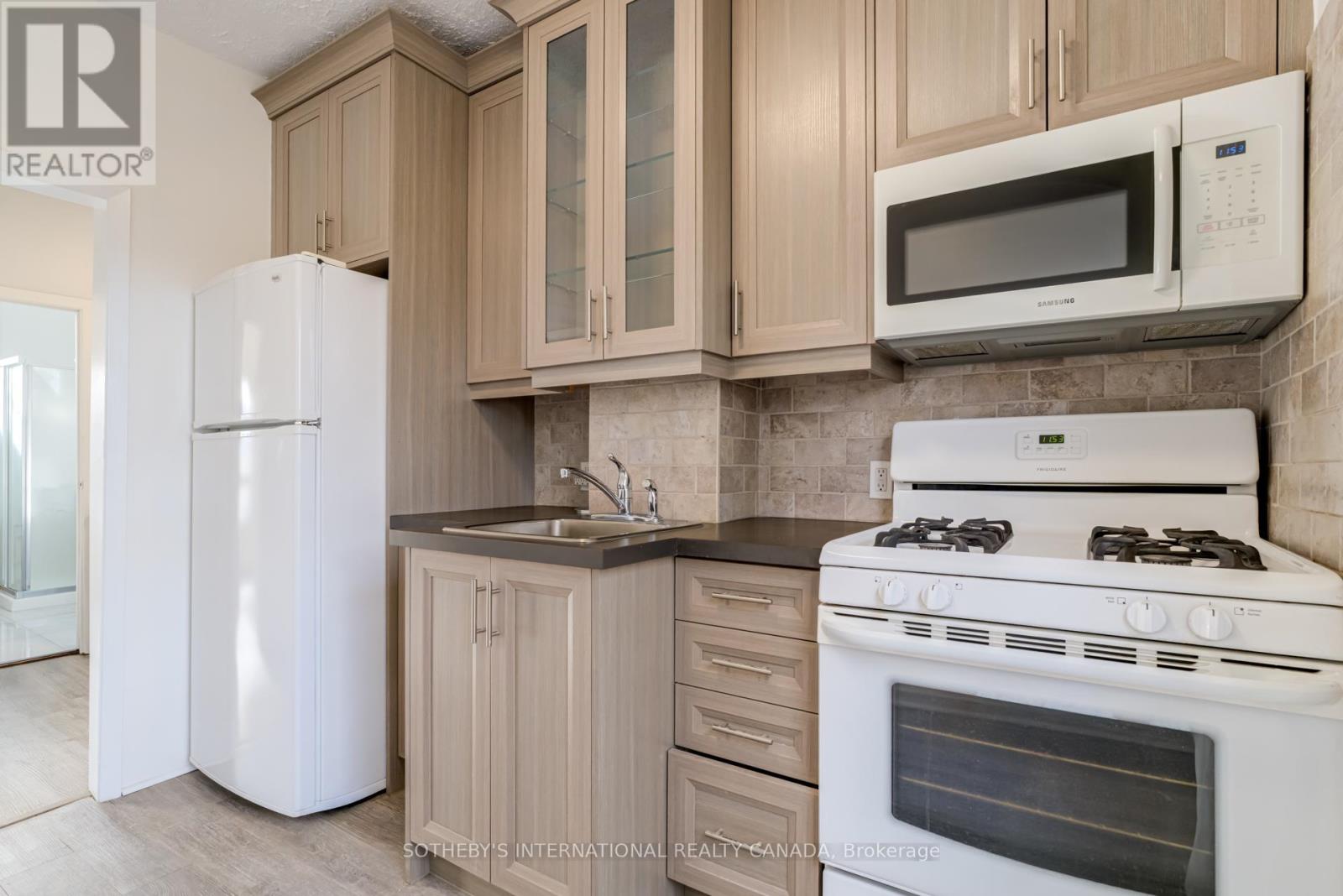 3254 Dundas Street W, Toronto, Ontario M6P 2A3 - Photo 8 - W12542652