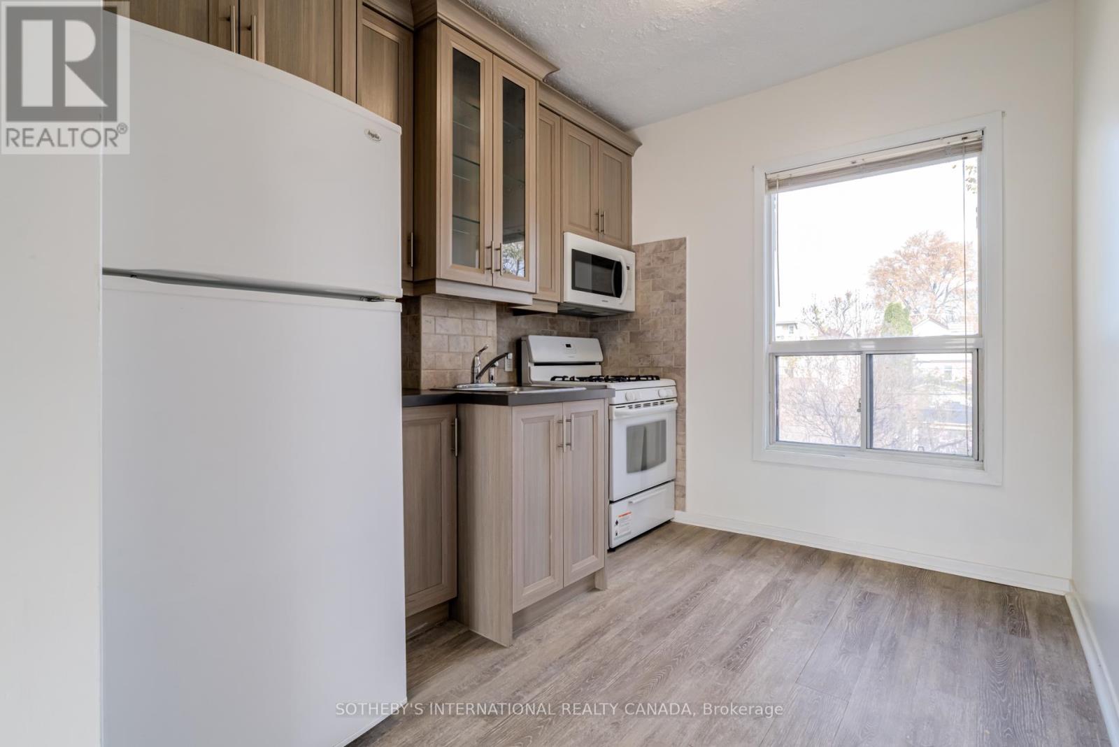 3254 Dundas Street W, Toronto, Ontario M6P 2A3 - Photo 5 - W12542652