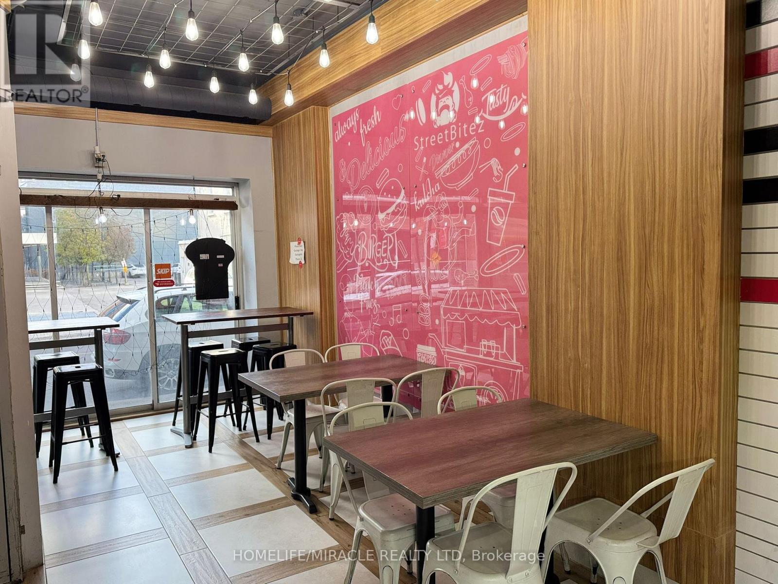 20 - 22 Main Street S, Brampton, Ontario L6W 2C3 - Photo 4 - W12549690