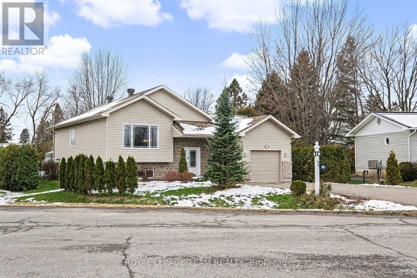 4298 Schell Street, South Dundas, Ontario  K0C 2H0 - Photo 2 - X12560640