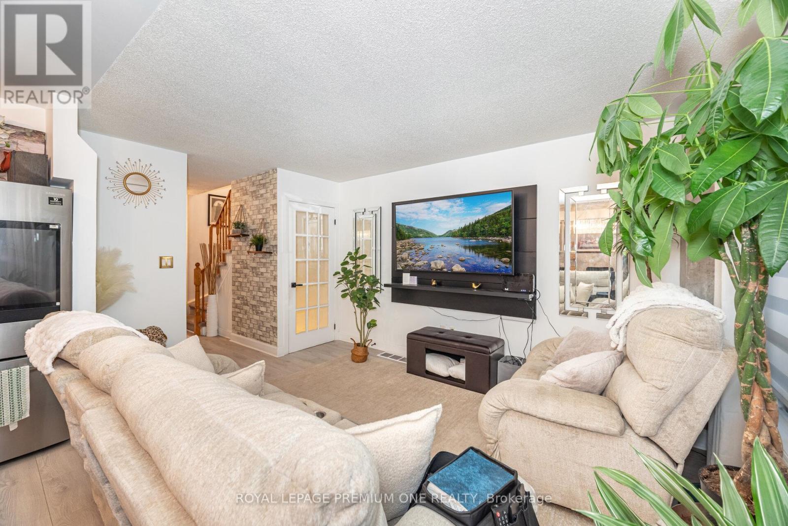 47 Triple Crown Avenue, Toronto, Ontario  M9W 7E5 - Photo 8 - W12560514