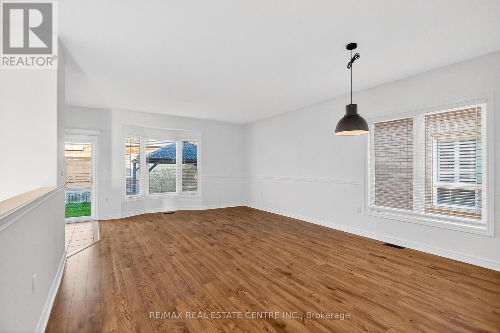 253 Malick Street, Milton, Ontario  L9T 5X1 - Photo 5 - W12560530