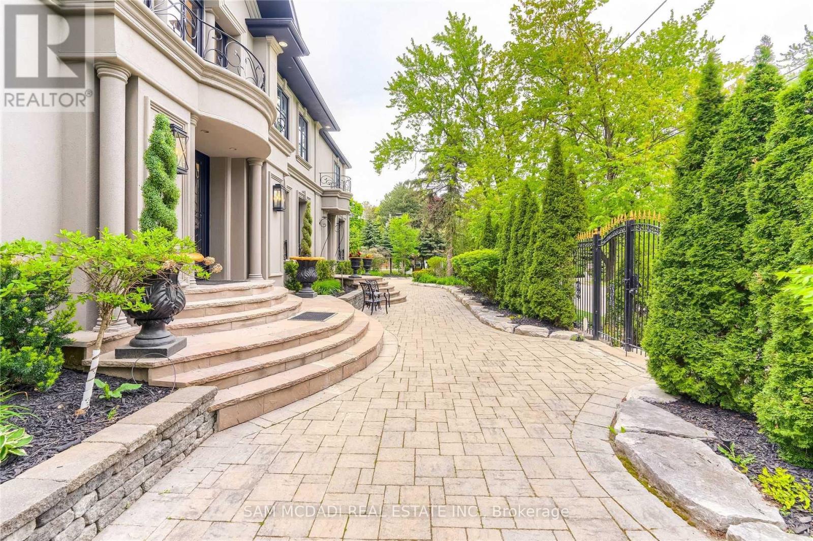 1540 Mississauga Road, Mississauga, Ontario  L5H 2K1 - Photo 3 - W12560532