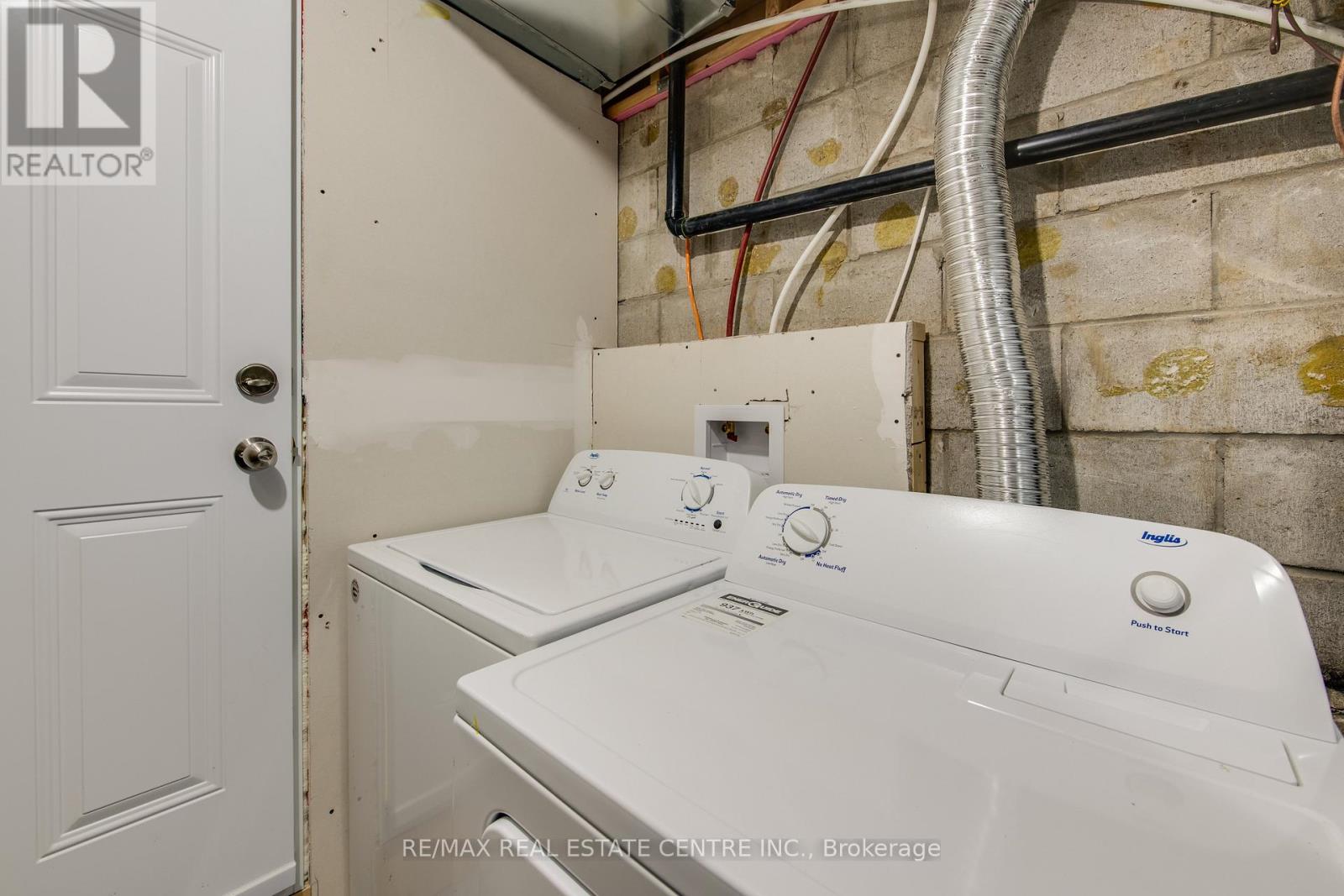 8 Clearview Heights, Toronto, Ontario  M6M 1Z9 - Photo 11 - W12560576