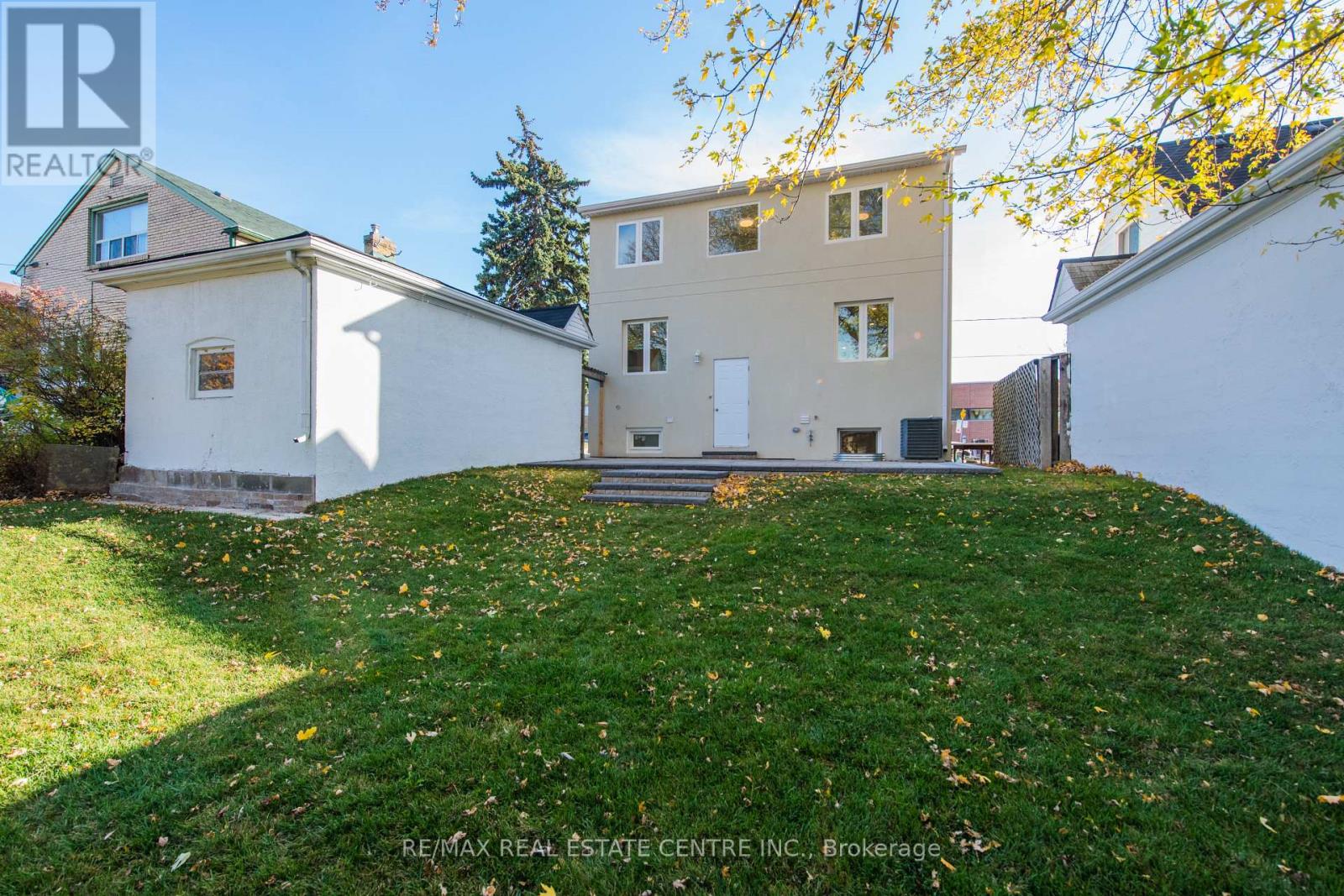 8 Clearview Heights, Toronto, Ontario  M6M 1Z9 - Photo 13 - W12560576