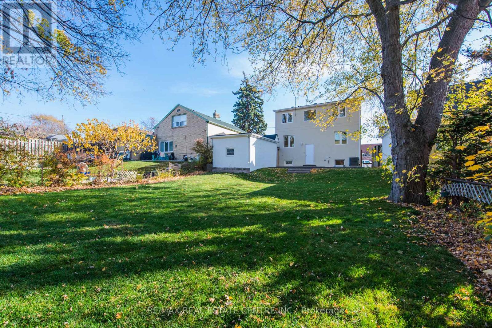 8 Clearview Heights, Toronto, Ontario  M6M 1Z9 - Photo 14 - W12560576