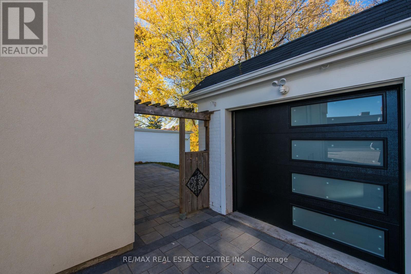 8 Clearview Heights, Toronto, Ontario  M6M 1Z9 - Photo 3 - W12560576