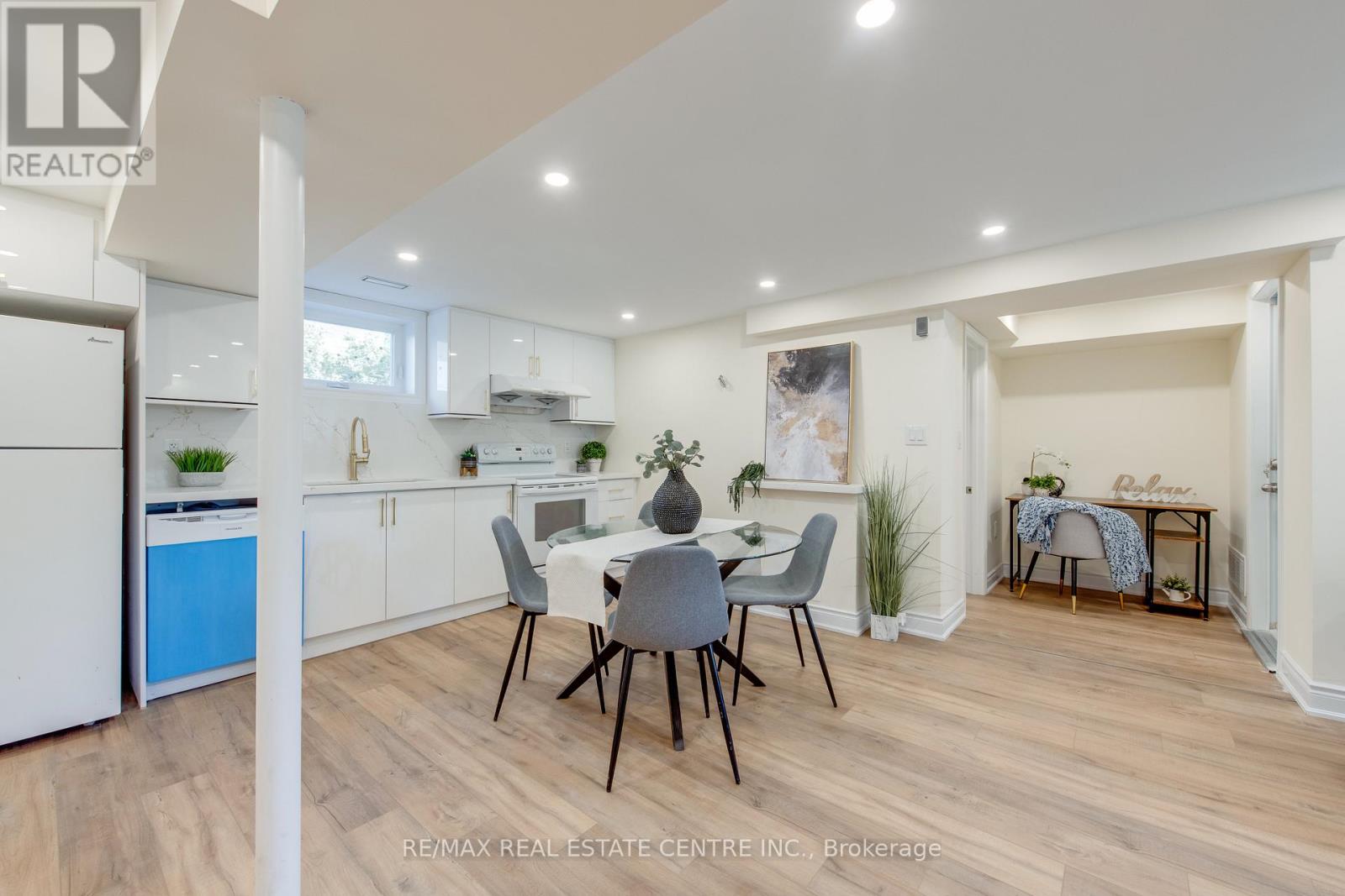 8 Clearview Heights, Toronto, Ontario  M6M 1Z9 - Photo 4 - W12560576