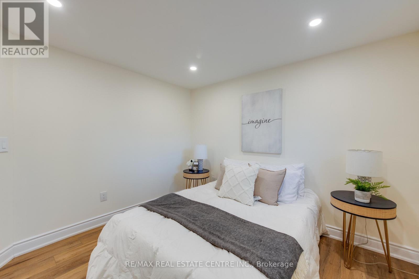 8 Clearview Heights, Toronto, Ontario  M6M 1Z9 - Photo 5 - W12560576