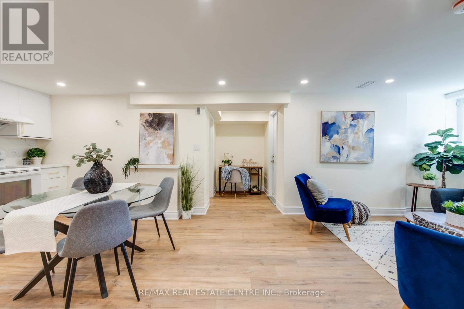 8 Clearview Heights, Toronto, Ontario  M6M 1Z9 - Photo 6 - W12560576