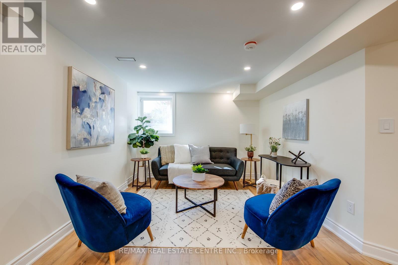 8 Clearview Heights, Toronto, Ontario  M6M 1Z9 - Photo 7 - W12560576