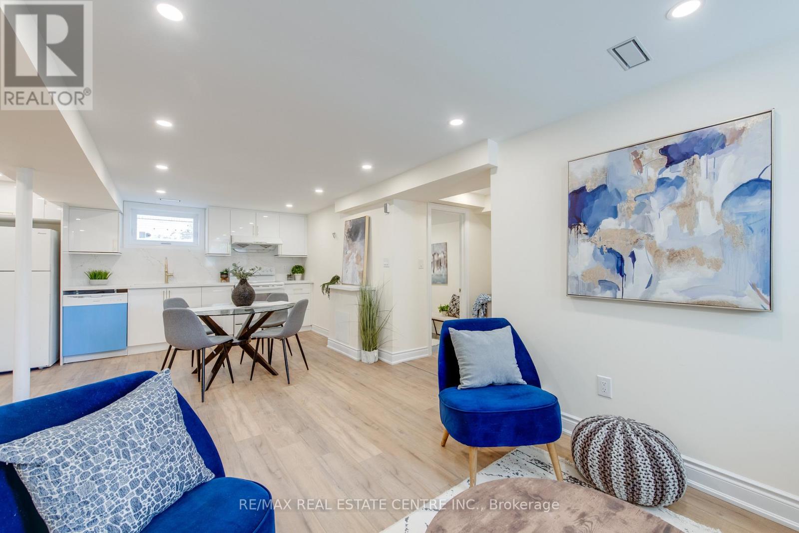 8 Clearview Heights, Toronto, Ontario  M6M 1Z9 - Photo 8 - W12560576