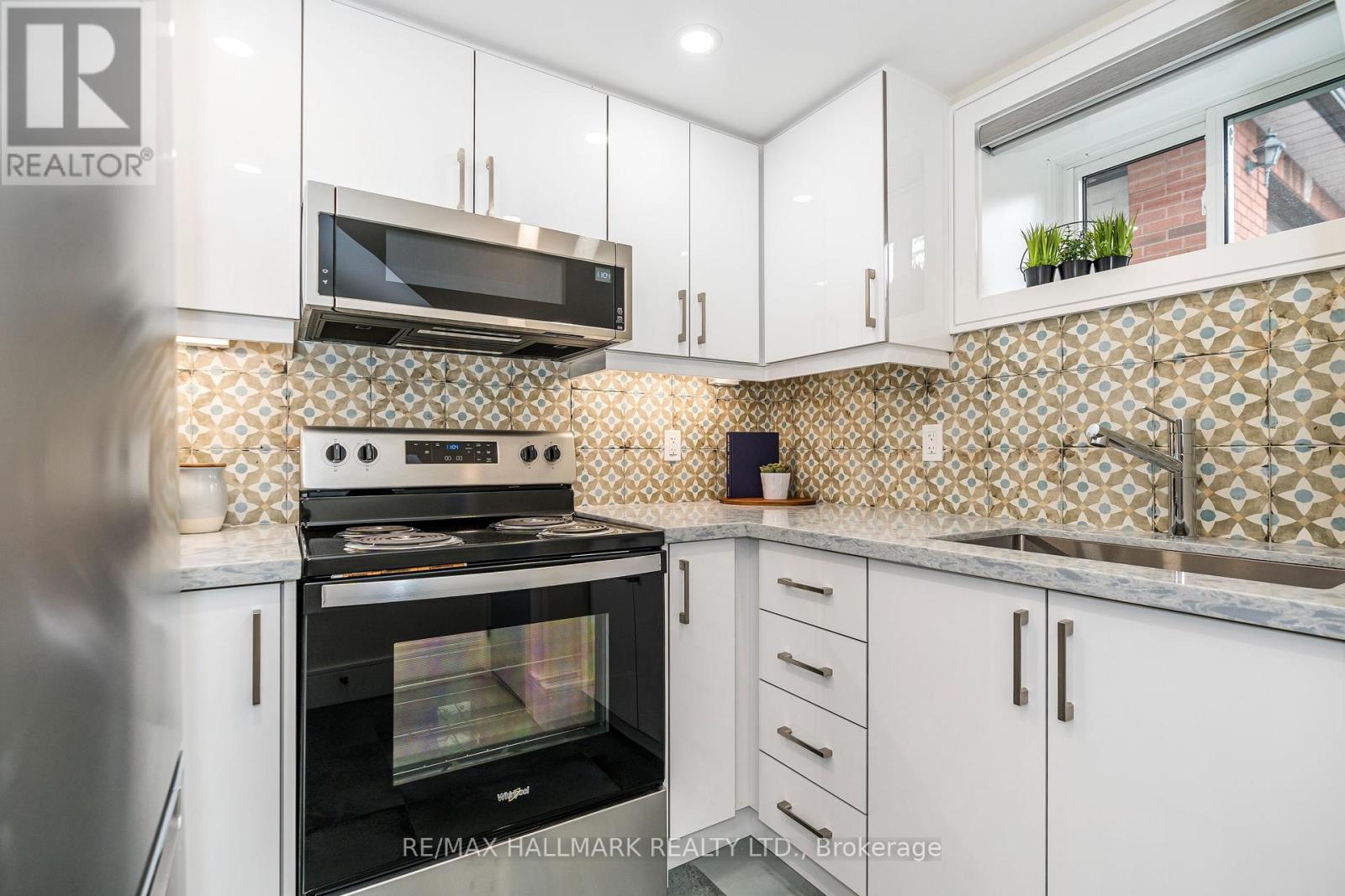 House - 202 Rusholme Road, Toronto, Ontario  M6H 2Y7 - Photo 3 - C12500336