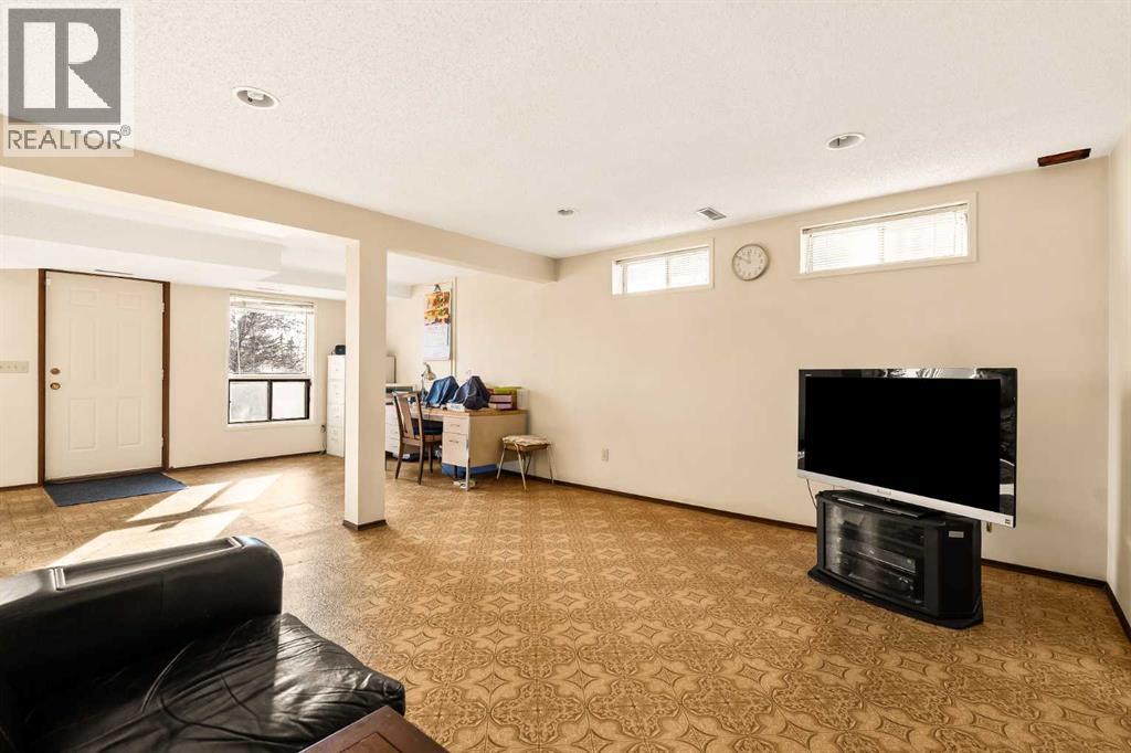 16 Edgeland Bay Nw, Calgary, Alberta  T3A 2Y7 - Photo 27 - A2270497