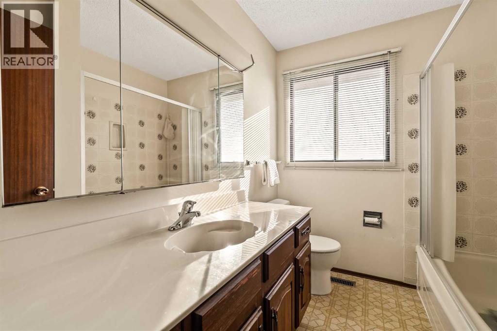 16 Edgeland Bay Nw, Calgary, Alberta  T3A 2Y7 - Photo 37 - A2270497