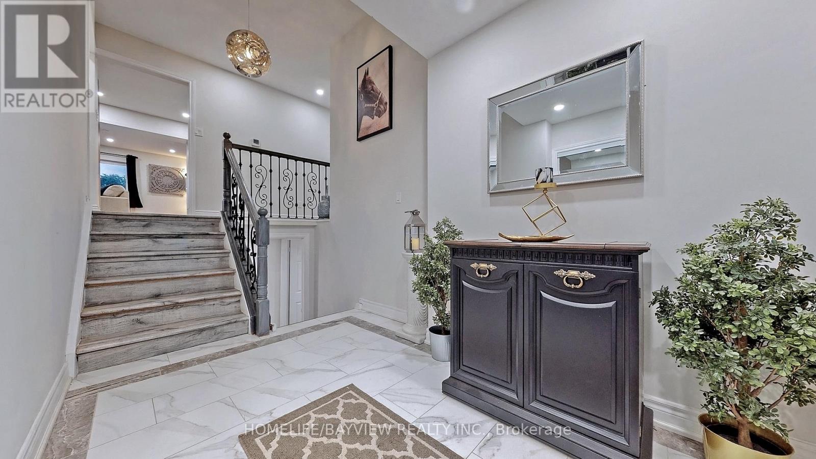 27 Hill Drive, Aurora, Ontario  L4G 3A7 - Photo 5 - N12560626