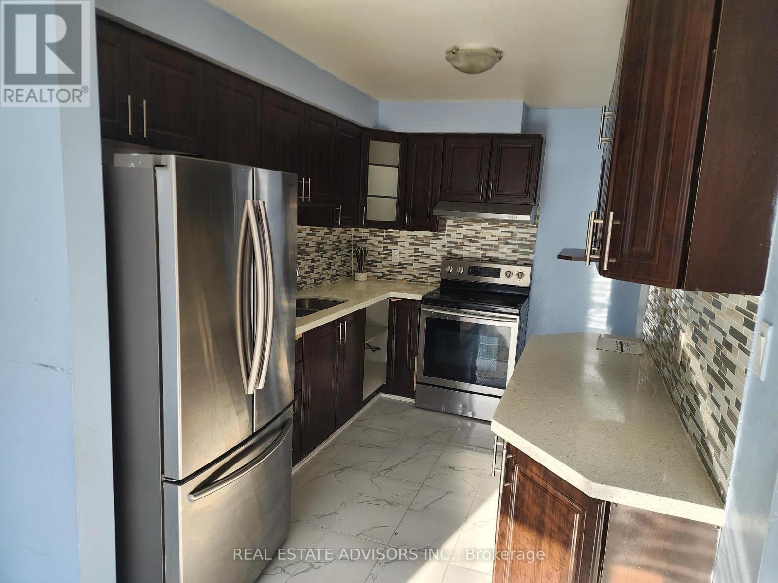 58 - 58 Carisbrooke Court, Brampton, Ontario  L6S 3K1 - Photo 5 - W12560620