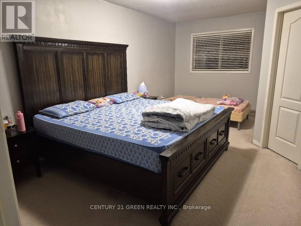 64 Wilmont Court, Brampton, Ontario  L6X 4Z7 - Photo 4 - W12560656