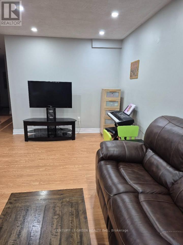 64 Wilmont Court, Brampton, Ontario  L6X 4Z7 - Photo 8 - W12560656