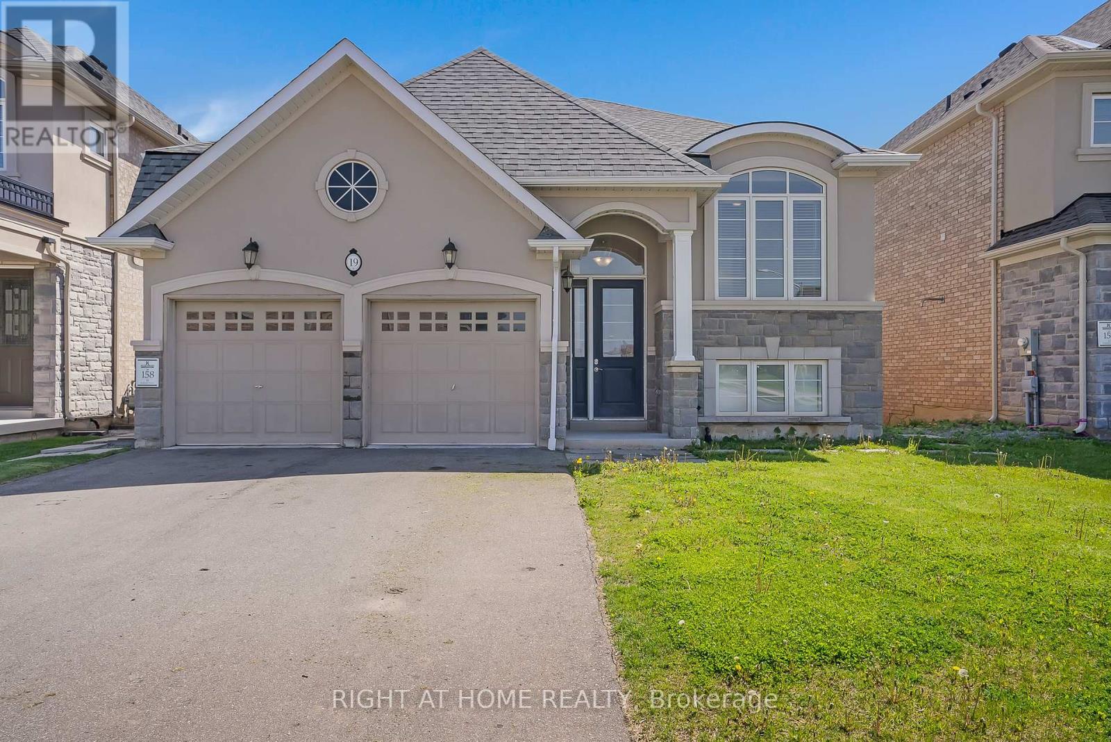 19 Robarts Drive, Hamilton, Ontario  L9K 0H5 - Photo 2 - X12560614