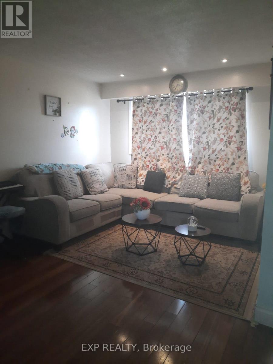 29 Fanshawe Drive, Brampton, Ontario  L6Z 1A7 - Photo 3 - W12560662