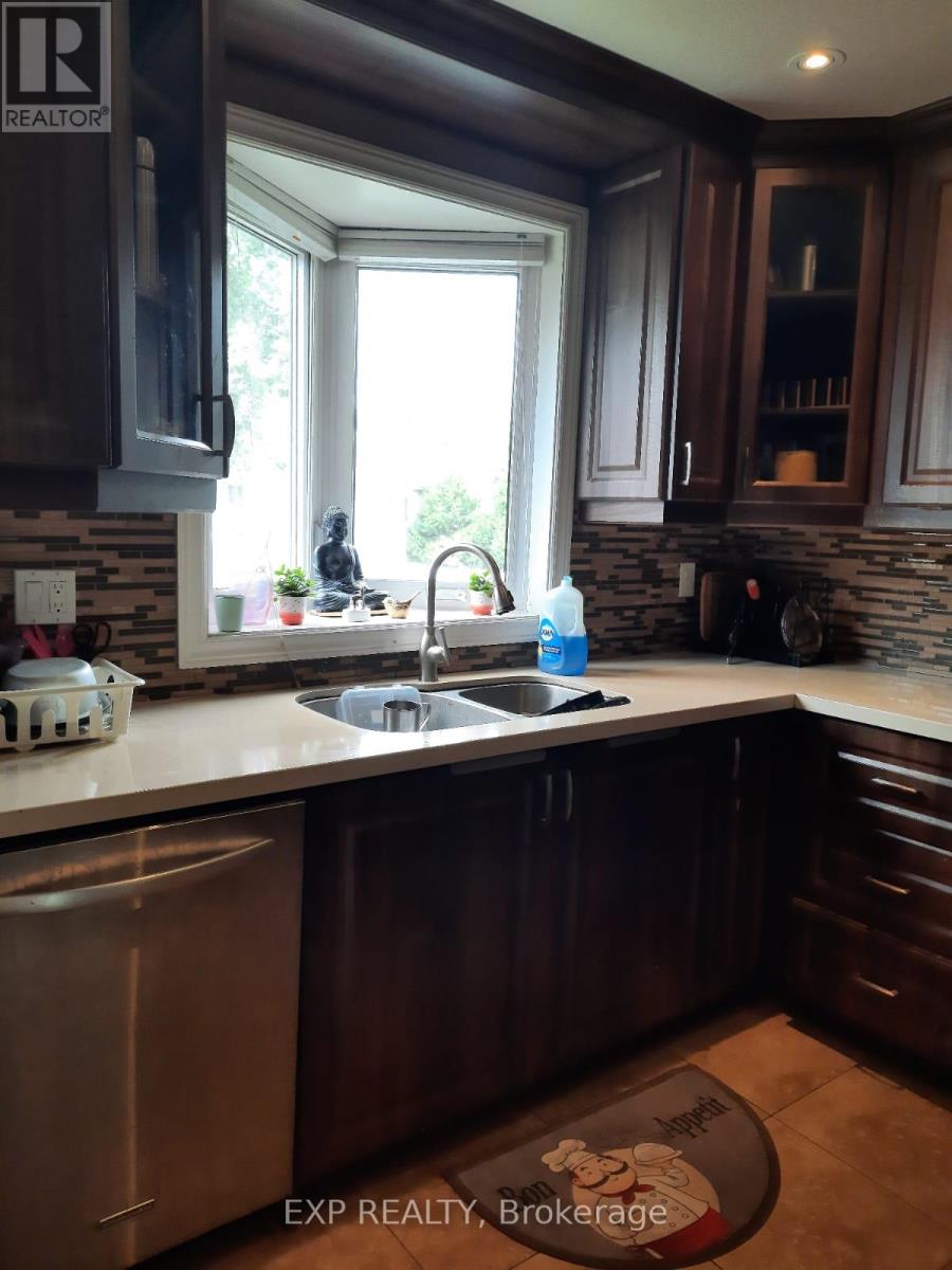 29 Fanshawe Drive, Brampton, Ontario  L6Z 1A7 - Photo 6 - W12560662