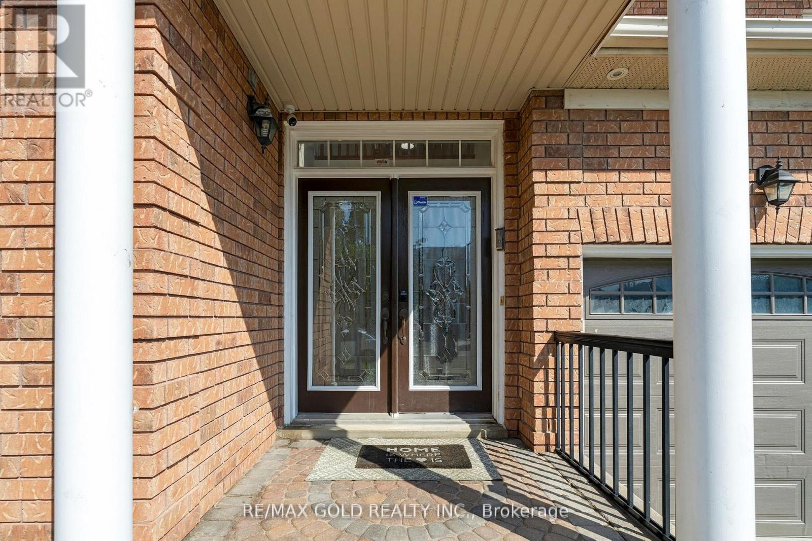 39 Darren Road, Brampton, Ontario  L6P 1Z5 - Photo 4 - W12560664