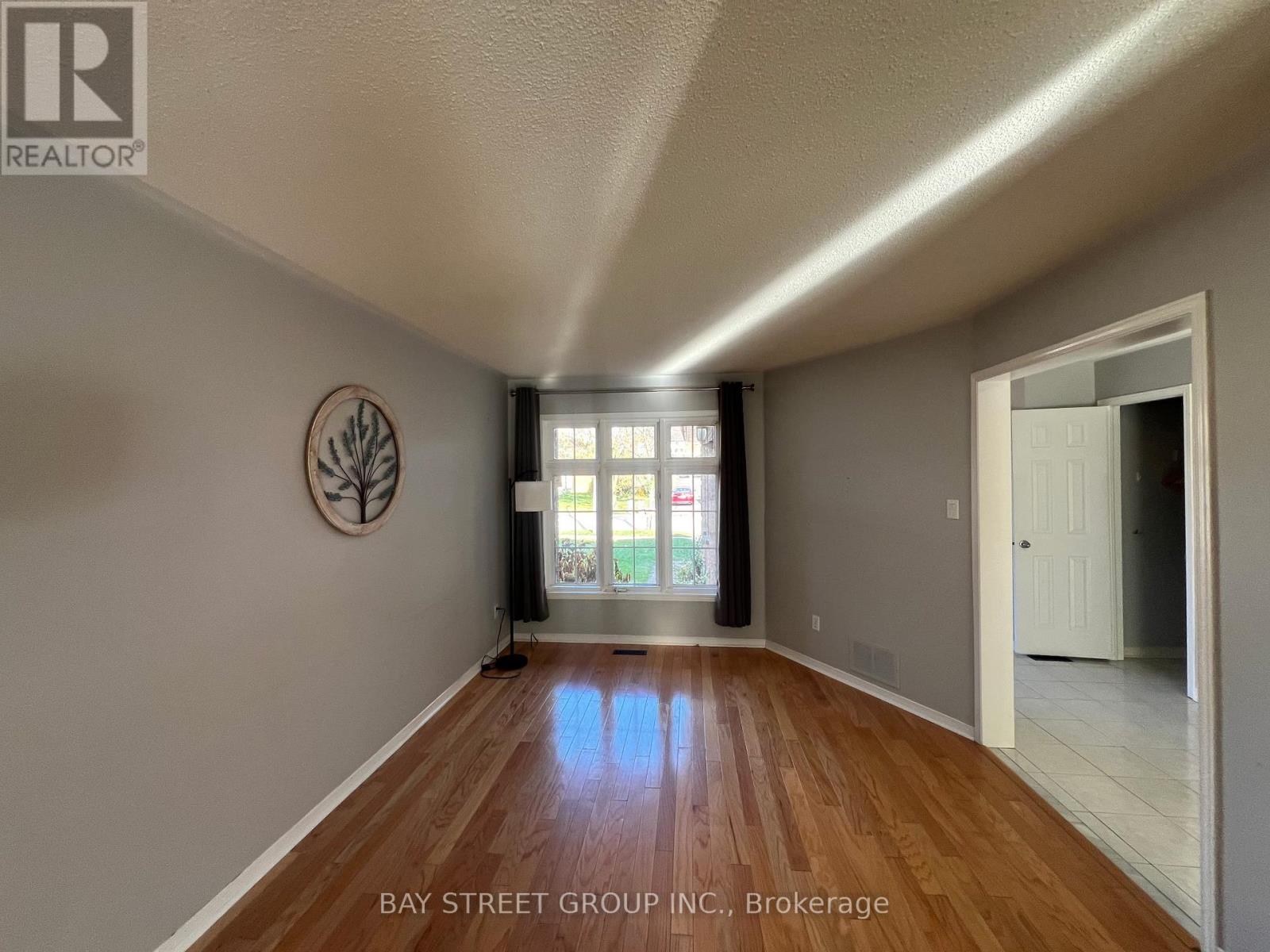 632 Fothergill Boulevard, Burlington, Ontario  L7L 6E3 - Photo 3 - W12560684