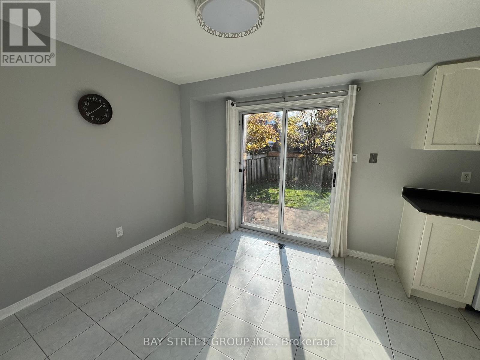 632 Fothergill Boulevard, Burlington, Ontario  L7L 6E3 - Photo 5 - W12560684