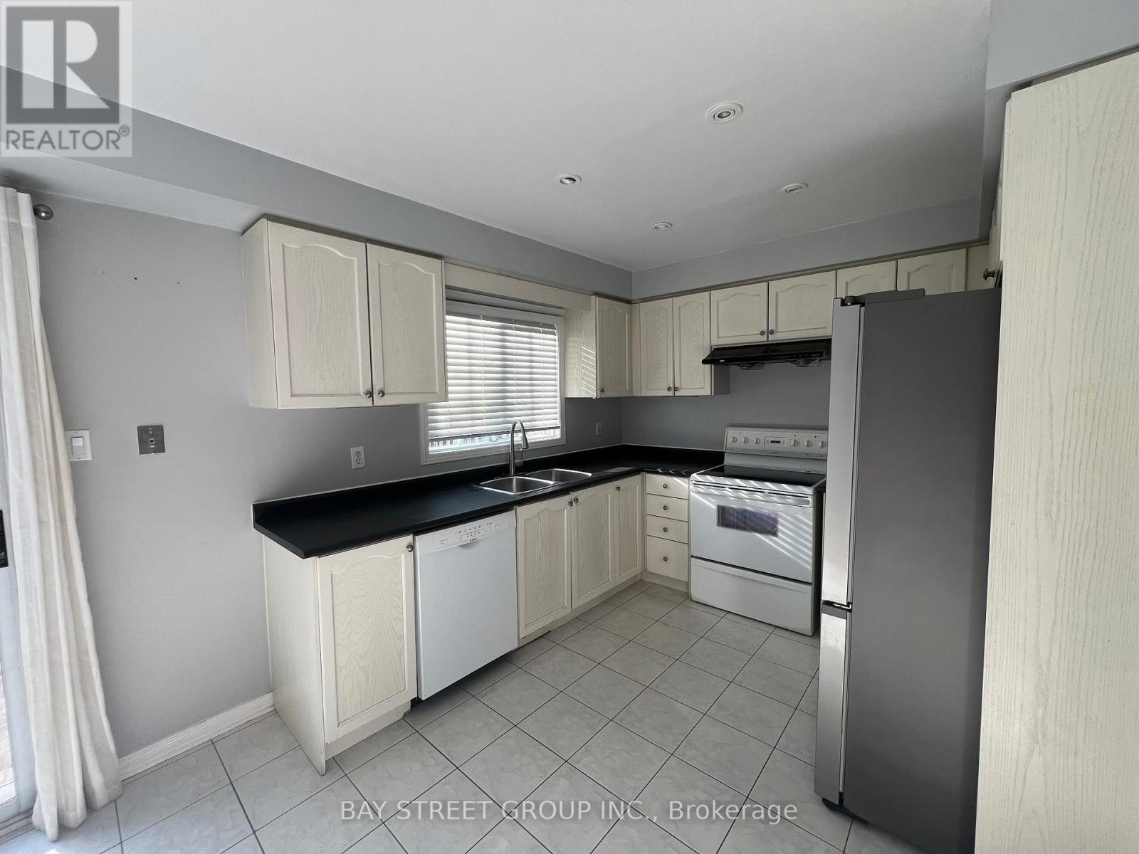 632 Fothergill Boulevard, Burlington, Ontario  L7L 6E3 - Photo 6 - W12560684