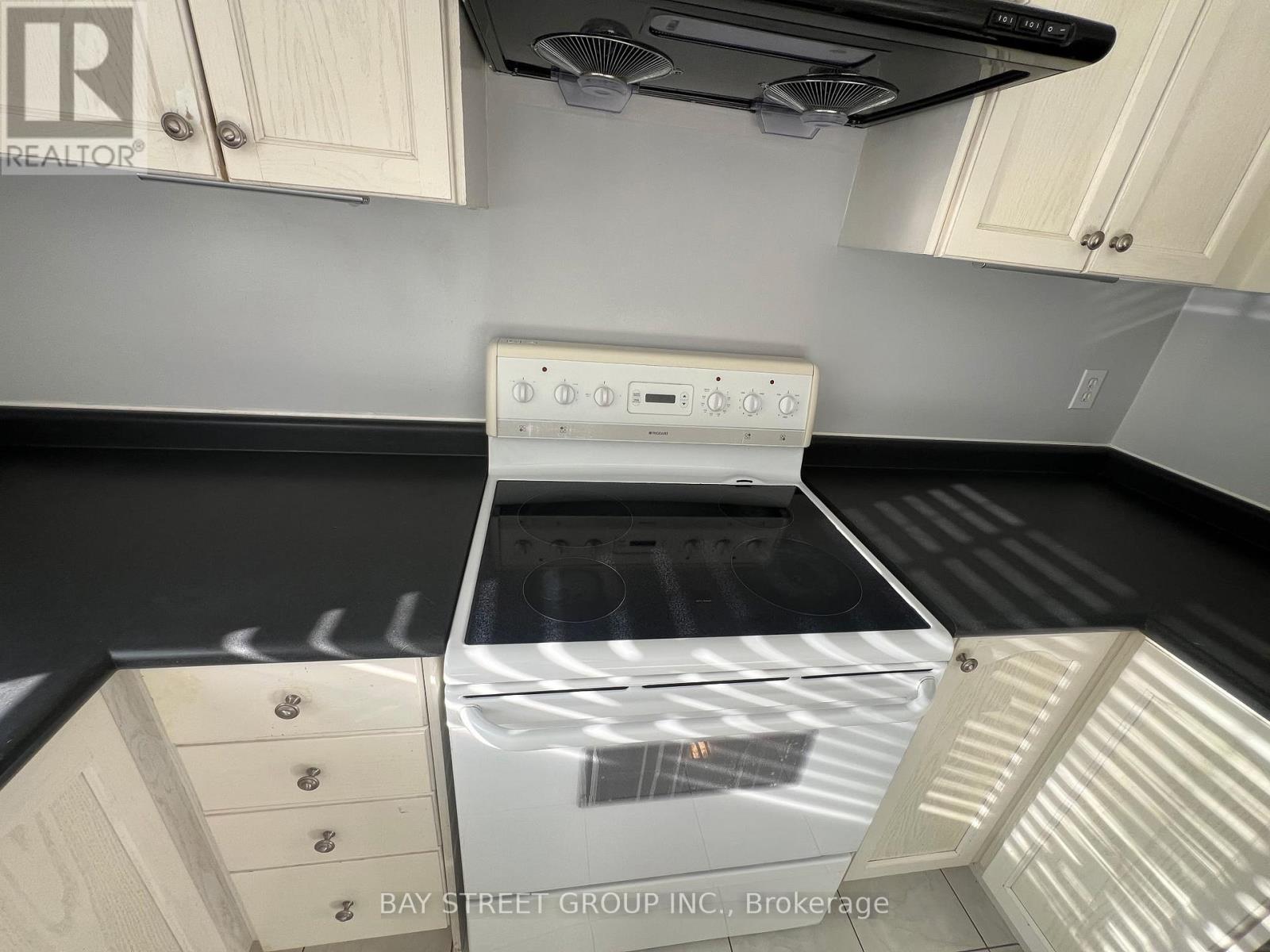 632 Fothergill Boulevard, Burlington, Ontario  L7L 6E3 - Photo 7 - W12560684