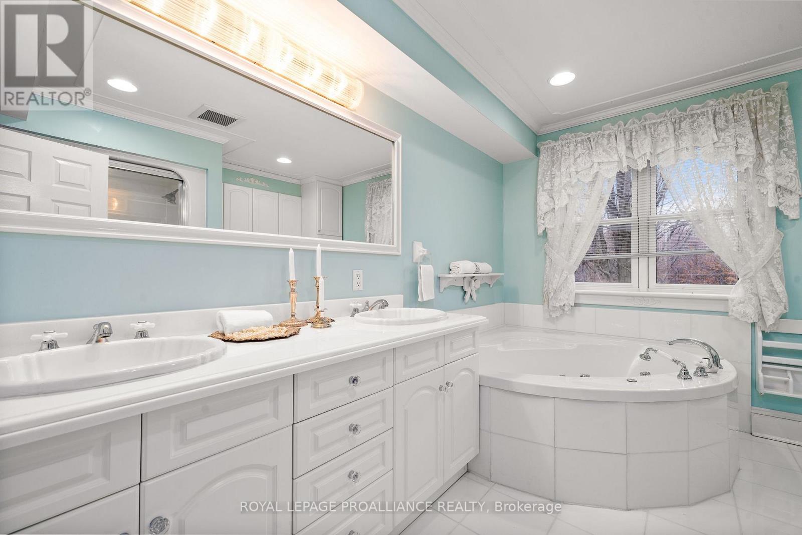 25 Prinyers Cove Crescent, Prince Edward County, Ontario K0K 2T0 - Photo 24 - X12560762