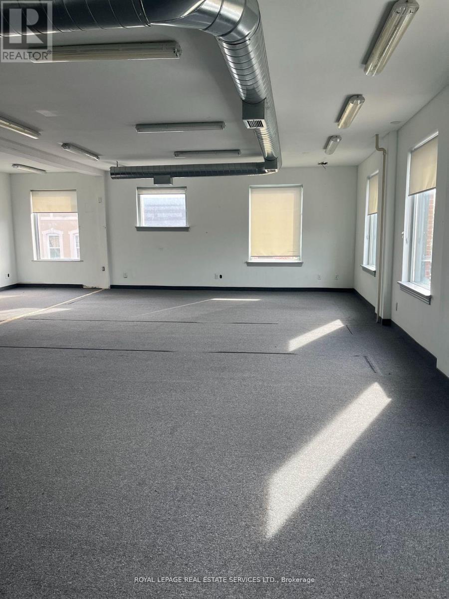 Upper 3rd Floor - 82 Mississaga Street E, Orillia, Ontario  L3V 1V7 - Photo 2 - S12508294