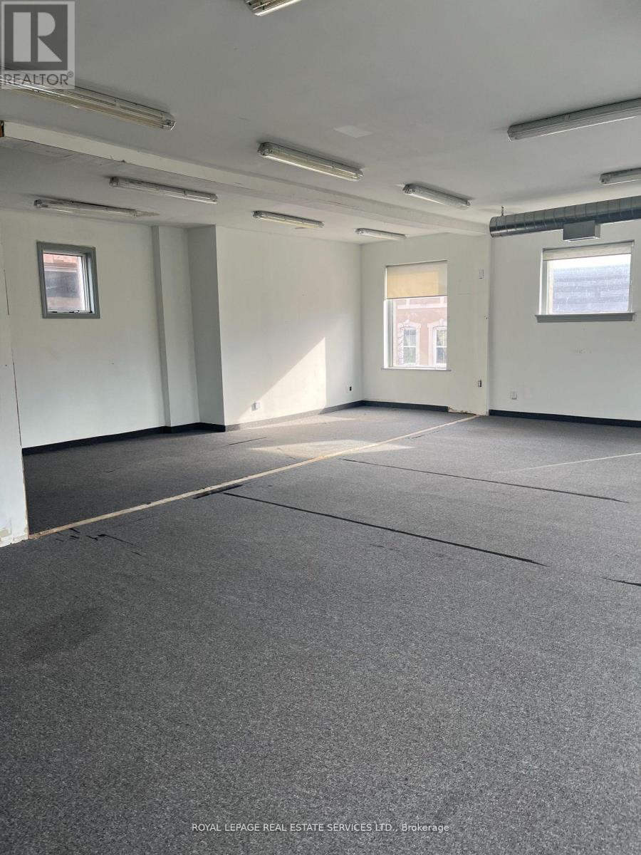 Upper 3rd Floor - 82 Mississaga Street E, Orillia, Ontario  L3V 1V7 - Photo 3 - S12508294