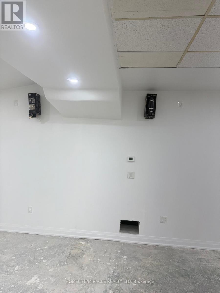 69 Southworth Street, Welland, Ontario  L3B 1Y3 - Photo 2 - X12552250