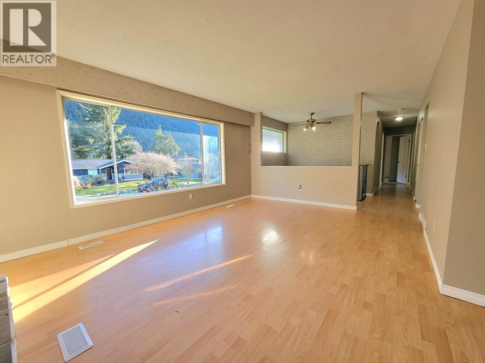 38295 Chestnut Avenue, Squamish, British Columbia  V8B 0W7 - Photo 4 - R3068816